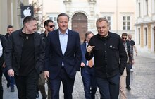 Фото 9: Девід Камерон у Львові залишив запис у Книзі почесних гостей та висадив дерево