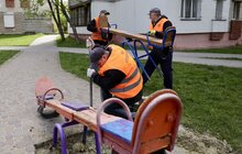 Фото 6: Фарбування, ремонт і прибирання: до середини травня у Львові оновлять майже 1 тис. ігрових майданчиків (відео)