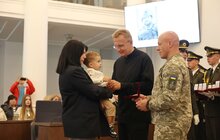 Фото 6: В День Незалежності України 30 захисників посмертно нагородили «Почесним знаком Святого Юрія» (фото)