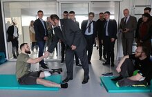 Фото 6: Французький міністр охорони здоров’я Франсуа Браун відвідав сьогодні пацієнтів реабілітаційного центру НЕЗЛАМНІ (UNBROKEN)