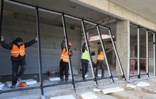Фото 5: Найскладніші роботи з будівництва ЗD-школи на Варшавській позаду, встановлюють вікна (відео)