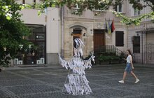 Фото 9: У Львові вшанували пам’ять дітей, які загинули від збройної агресії росії: в центрі міста розвісили символічних ангелів