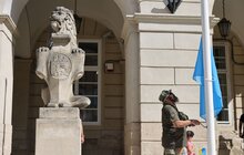 Фото 8: Біля Львівської мерії підняли кримськотатарський прапор (відео)