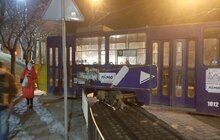 Фото 2: Трамвайний вагон, який вчора ввечері зійшов з колії, знаходиться в депо на ремонті