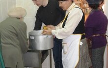 Фото 6: Для львівських бездомних влаштували благодійну вечерю