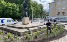Фото 2: Біля пам’ятника С. Бандері облаштували квіткові клумби