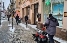 Фото 1: На вулицях Львова працює більше 50 одиниць снігоприбиральної техніки
