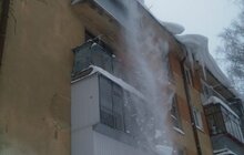Фото 7: Мерія закликає мешканців бути особливо обережними через нависання буруль та снігу
