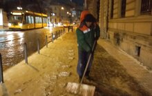 Фото 35: Для посипання доріг від ожеледиці минулої доби використано 513 м3 піскосуміші та 212 м3 солі