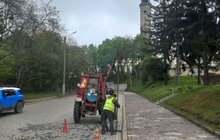 Фото 9: У Львові очистили близько 9 тисяч дощоприймачів: з них витягували не лише пісок, а й пляшки, пластиковий посуд та навіть айфон