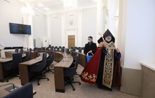 Фото 7: Впродовж дня охочі можуть набрати свяченої води з резервуару на площі Ринок