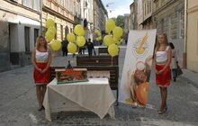 Фото 3: На пішохідній вулиці Лесі Українки ТМ «Хлібна хата» встановлено відпочинкові лавки