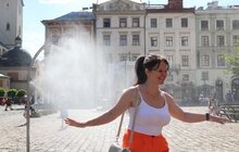 Фото 1: На площі Ринок у Львові встановили розпилювачі води
