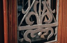 Фото 1: На вулиці Федорова відновили історичну дерев’яну браму