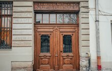 Фото 1: Навпроти Фабрики повидла відновили історичну браму медіатеки