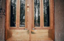 Фото 1: Реставратори відновили історичні двері поблизу Академії сухопутних військ