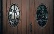 Фото 1: На пл. Ринок відреставрували історичні дерев’яні двері