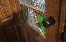 Фото 1: Поблизу старого трамвайного депо у Львові відновили вітражні двері
