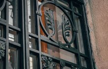 Фото 1: На ній залишилися сліди від бомби: реставратори відновили історичну браму на вул. Чернігівській