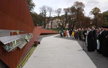 Фото 19: На Меморіалі Героїв Небесної Сотні вояки братства ветеранів УПА підняли національний стяг