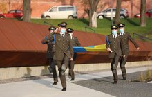Фото 14: На Меморіалі Героїв Небесної Сотні курсанти Львівського ліцею Героїв Крут підняли національний стяг