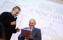 Фото 6: На 85-річчі Ярослава Кендзьора, співавтора фільму про прийняття Конституції, Львів передав 20 млн грн для 24-ї бригади
