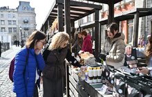 Фото 5: Ікони, шеврони, прикраси, делікатеси з м'яса: сьогодні у Львові стартував Ветеранський ярмарок (відео)