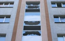 Фото 1: Відновлення Львова після ракетного обстрілу: за кошти благодійників розпочали встановлення нових вікон (відео)