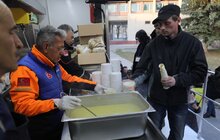 Фото 8: Біля університету ветеринарної медицини працює мобільна кухня для вимушено переміщених українців