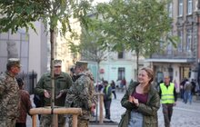 Фото 15: Замість поваленої буревієм тополі – 7 робіній: на площі Катедральній висадили нові дерева