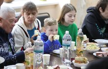 Фото 11: У Львові у прихистках для переселенців провели спільні великодні сніданки
