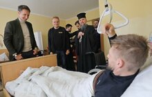 Фото 6: Митрополит Епіфаній відвідав поранених українців у лікарні святого Пантелеймона у Львові