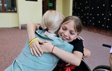 Фото 4: Мама з донькою, які під час ракетного обстрілу росіян втратили ноги, поїхали на протезування до США