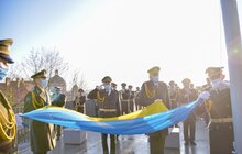 Фото 1: На Меморіалі Героїв Небесної сотні підняли синьо-жовтий стяг та привітали волонтерів з їхнім днем