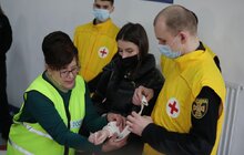 Фото 12: Інструктори університету безпеки життєдіяльності навчають школярів надавати домедичну допомогу та поводитись в надзвичайних ситуаціях
