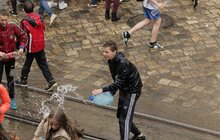 Фото 24: У Львові на пл Ринок триває «Поливаний понеділок»