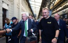 Фото 2: Борис Джонсон приїхав до Львова: найперше вшанував пам’ять захисників на Личаківському цвинтарі (відео)