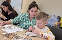 Фото 4: Традиція, що єднає покоління: у Львові діти Захисників і Захисниць України створювали великодні писанки