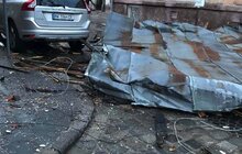 Фото 3: На вул. Рибній шквальним вітром пошкоджено дах будинку та припарковану машину, ніхто не постраждав