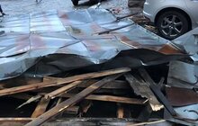 Фото 4: На вул. Рибній шквальним вітром пошкоджено дах будинку та припарковану машину, ніхто не постраждав