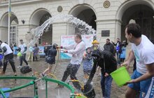 Фото 17: У Львові на пл. Ринок триває «Обливаний понеділок»