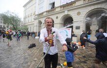 Фото 26: У Львові на пл. Ринок триває «Обливаний понеділок»