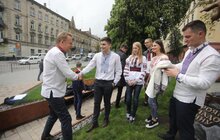 Фото 3: Найбільшого львівського лева вже одягнули у вишиванку