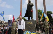 Фото 6: У День Героїв у Львові поклали квіти до пам’ятника Степану Бандері та інших захисників України