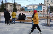 Фото 3: На розі вулиць Чупринки-Бандери вже встановили вуличні меблі та висадили дерева