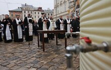 Фото 4: У Львові на площі Ринок освятили воду: упродовж дня охочі можуть прийти і набрати її з резервуара