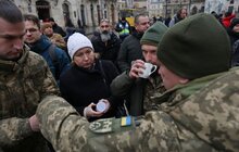 Фото 15: У Львові на площі Ринок освятили воду: упродовж дня охочі можуть прийти і набрати її з резервуара