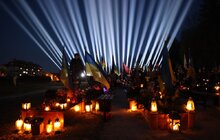 Фото 2: У Львові в пам’ять про українських Героїв у небо запустили символічні світлові промені
