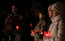 Фото 4: У Львові в пам’ять про українських Героїв у небо запустили символічні світлові промені