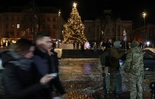 Фото 7: Львівську ялинку прикрасили стилізованим протитанковим їжаком